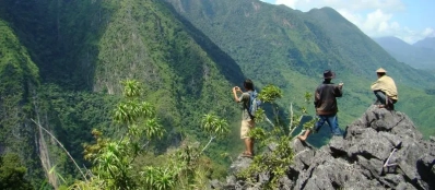 Ai-je besoin d'un guide local francophone pour mon voyage au Laos ?