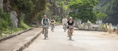 Croisiere en baie Halong pour excursions à vélo sur les îles environnantes