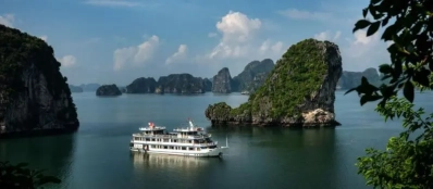 Croisiere en baie Halong pour un cours de yoga du matin sur le sundeck