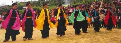 Festival des danses xoe à Ta Chai agence de voyage au vietnam