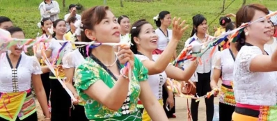 Le ném còn (jeu du lancer des balles d’étoffe)