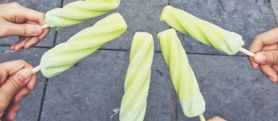 Manger de la glace Thuy Ta lors de visite au lac Hoan Kiem Voyage Vietnam