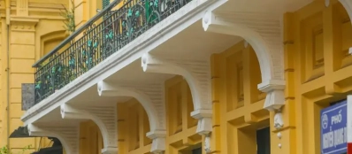 Pourquoi les édifices coloniaux français sont-ils peints en jaune?