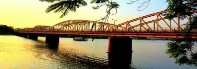 Rivière des Parfums guide voiture francophone hue vietnam