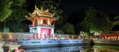 Une visite nocturne au Temple de la Littérature Hanoi Voyage Vietnam