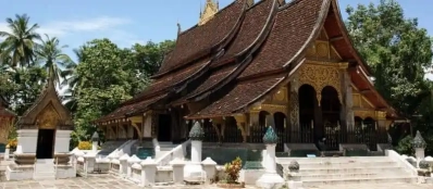 Contemplation du temple Wat Xieng Thong à Luang Phrabang Laos