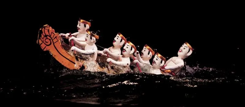 Assister à un spectacle marionnettes sur l'eau après visite lac Hoan Kiem