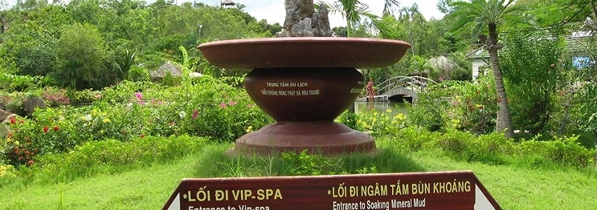 Centre touristique de la Source thermale de Thap Ba