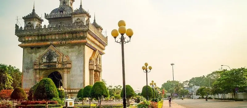 Circuit Visite Arc de Triomphe Patuxai avec agence de voyage au Laos