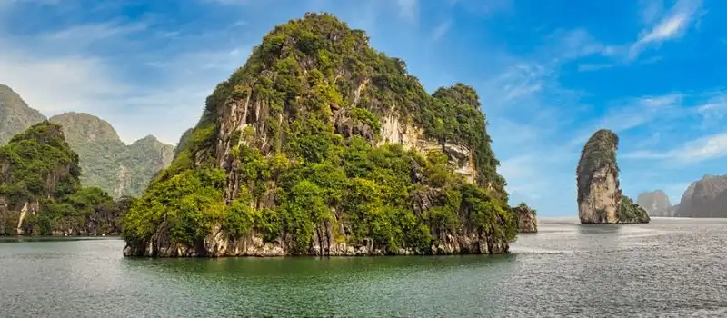 Contemplation de la baie magique d'Halong durant un séjour au Vietnam