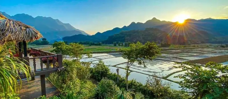 Contempler la vallée de Mai Chau avec un Guide francophone au Vietnam