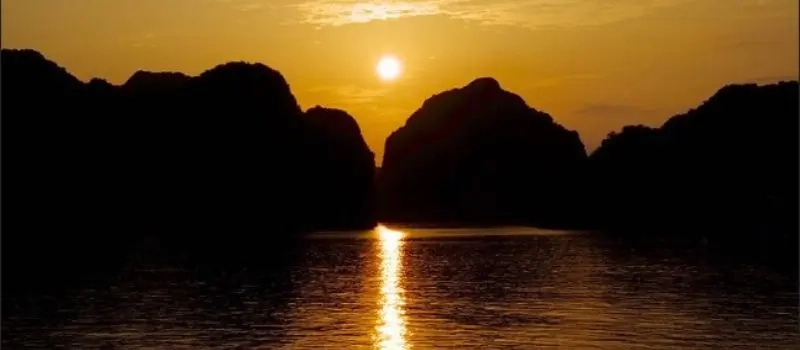 Croisiere en baie Halong pour admirer le lever et le coucher du soleil