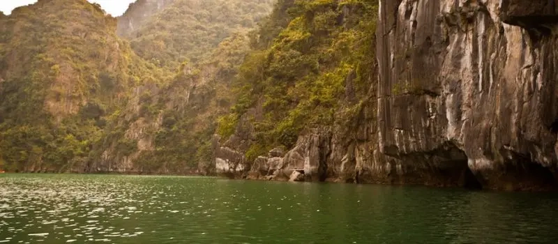 Croisiere en baie Halong pour découvrir l'étonnante grotte de Luon