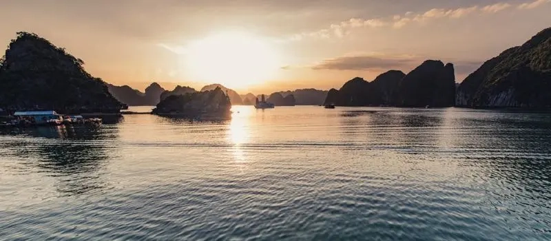 Croisiere en baie Halong pour découvrir la belle grotte de Trinh Nu