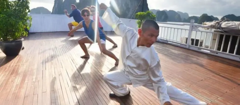 Croisiere en baie Halong pour une séance de Tai Chi sur le sundeck