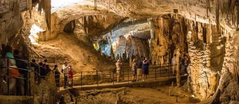 Explorer la grotte de Mo Luong avec un Guide francophone au Vietnam