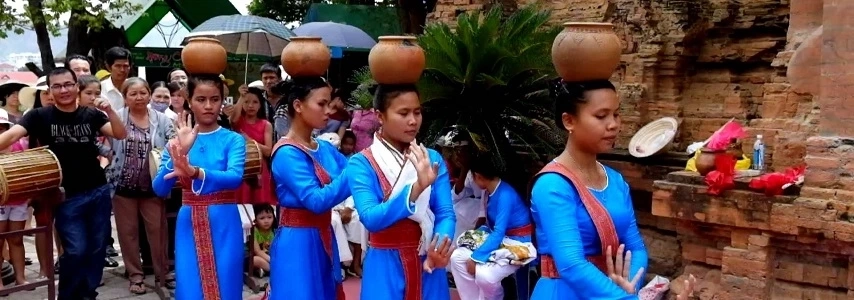 Fête de la Tour de la Dame Po Nagar agence de voyage au vietnam