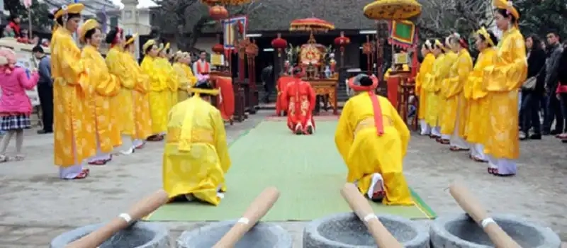 Le concours de cuisson de riz dans la fête