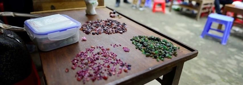 Le marché des pierres de Luc Yên agence de voyage au vietnam