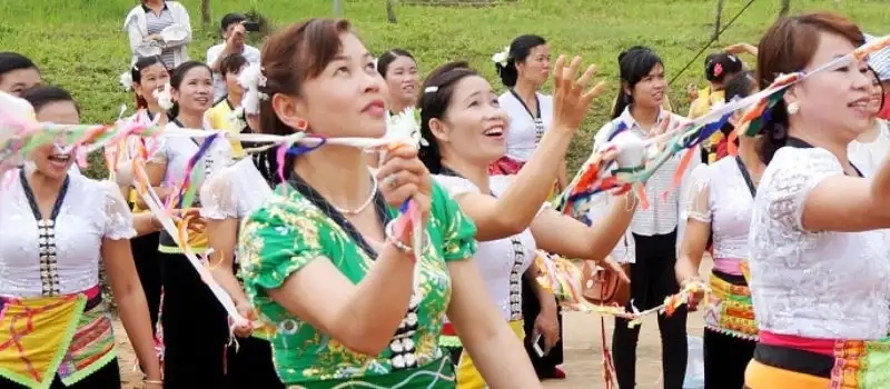 Le ném còn (jeu du lancer des balles d’étoffe)