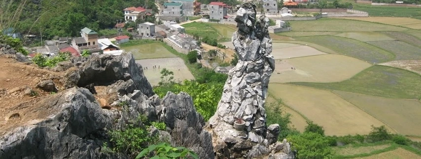 Le rocher de la Dame To Thi agence de voyage locale au vietnam