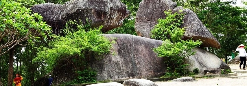 Le rocher du coq et de la poule (Hon Trong Mai) agence de voyage au vietnam