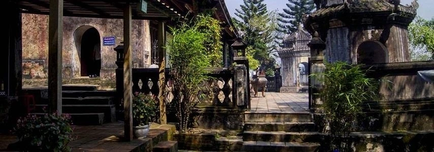 Le temple de Hon Chen à Hue agence de voyage au vietnam