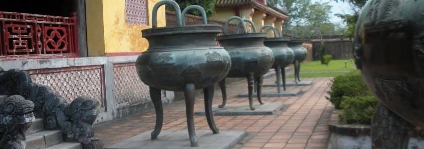 Les neuf urnes dynastiques agence de voyage au vietnam