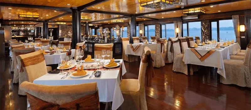 Les options de restauration à bord des bateaux de croisiere en baie Halong