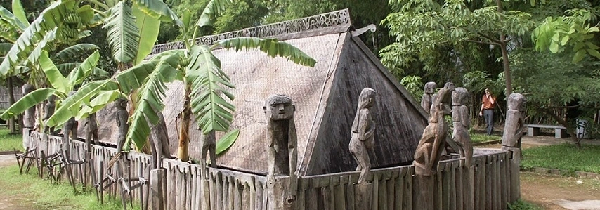 Maison tombale Kon tum agence de voyage au vietnam