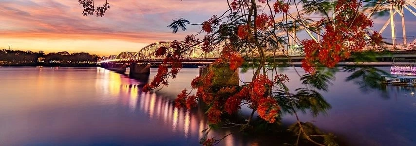 Neuf ponts sur la rivière de ville de Huê agence voyage