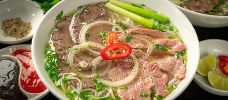 Partez en voyage au Vietnam pour goûter la célèbre soupe vietnamienne Phở