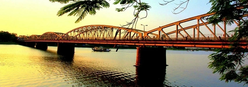 Rivière des Parfums guide voiture francophone hue vietnam