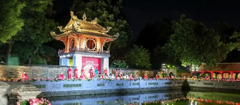 Une visite nocturne au Temple de la Littérature Hanoi Voyage Vietnam