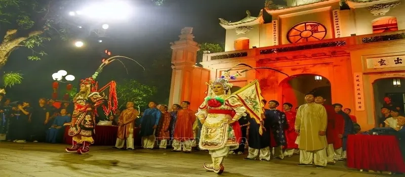 Visite nocturne au temple Quan Thanh – La légende de la cloche de Trấn Vũ