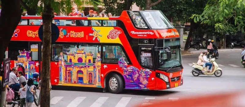 Voyage au Vietnam pour découvrir Hanoi en bus à impériale à toit ouvert 