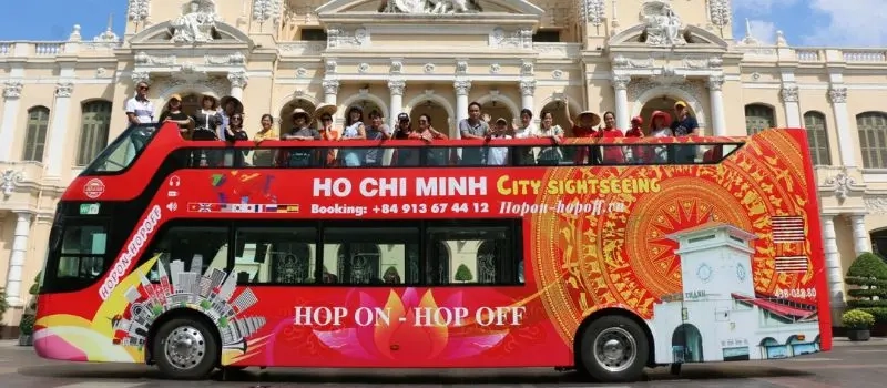 Voyage au Vietnam pour visiter Saigon en bus à impériale à toit ouvert 