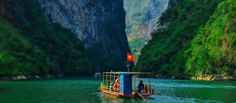 Voyager avec un Guide francophone au Vietnam pour admirer rivière Nho Que