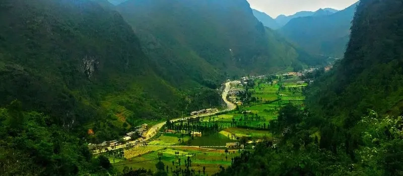 Voyager avec un Guide francophone au Vietnam pour admirer vallée Sung La
