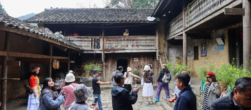 Voyager avec un Guide francophone au Vietnam pour visiter maison de Pao