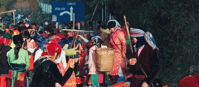 Voyager avec un Guide francophone au Vietnam pour visiter marché Meo Vac