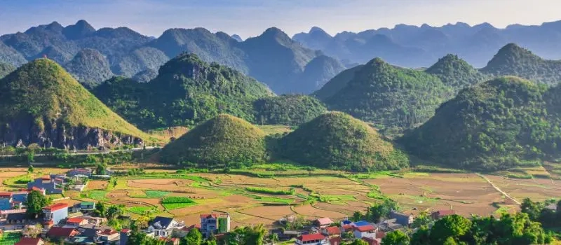 Voyager avec un Guide francophone au Vietnam pour visiter plateau Dong Van