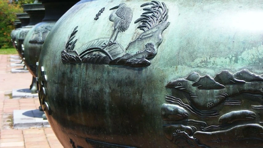 D&eacute;couvrir les neuf urnes dynastiques &agrave; H&uacute;e