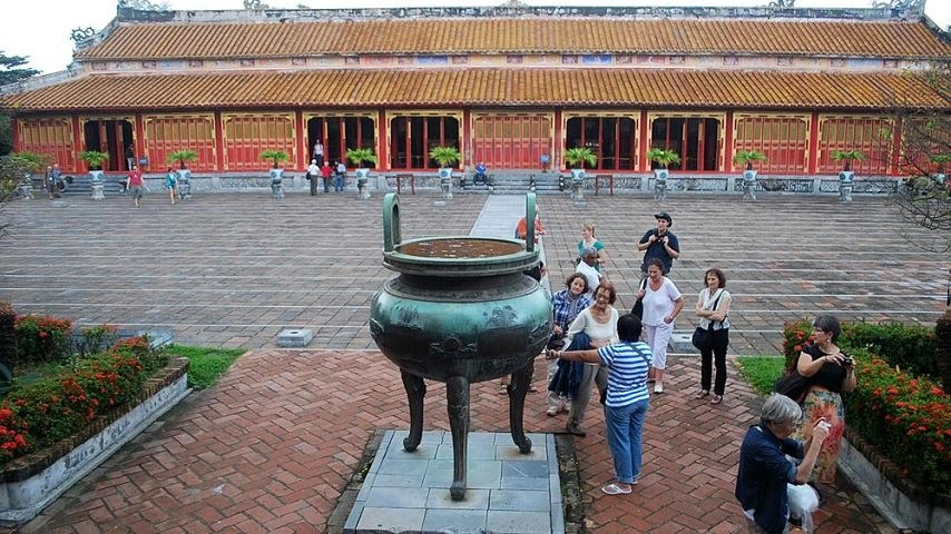 Les neuf urnes dynastiques