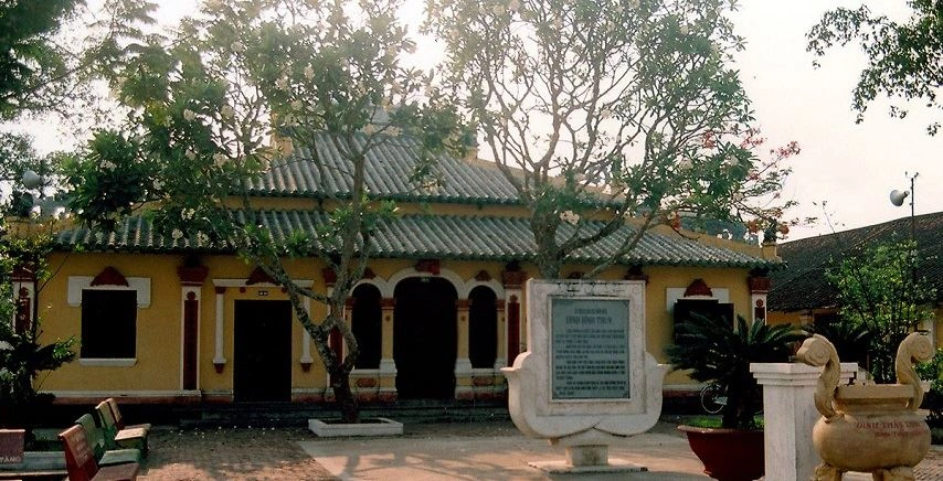 Visiter la maison communale de Binh Thuy