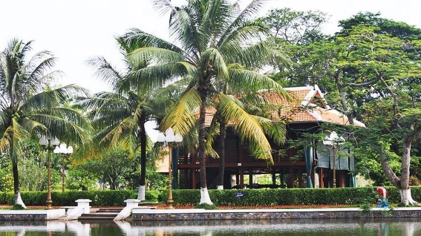 Visiter le tombeau du p&egrave;re de H&ocirc; Chi Minh