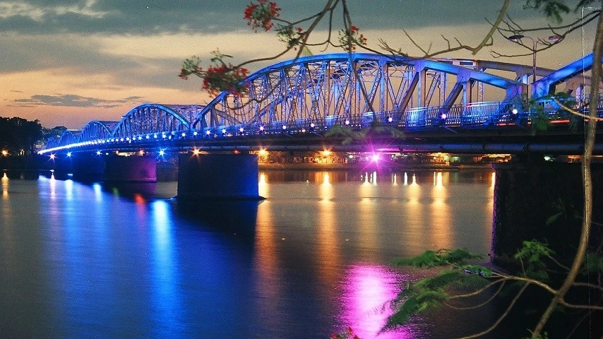 Le pont Truong Ti&ecirc;n et la rivi&egrave;re des Parfums