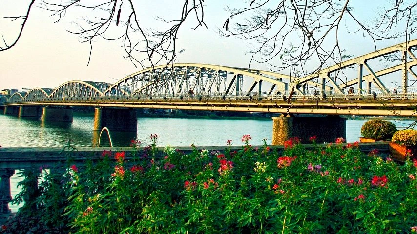 Neuf ponts sur la rivi&egrave;re de ville de Hu&ecirc;