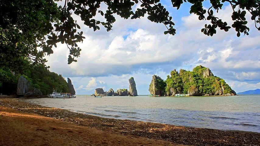 Les Rochers de p&egrave;re et de fils ou Hon Phu Tu