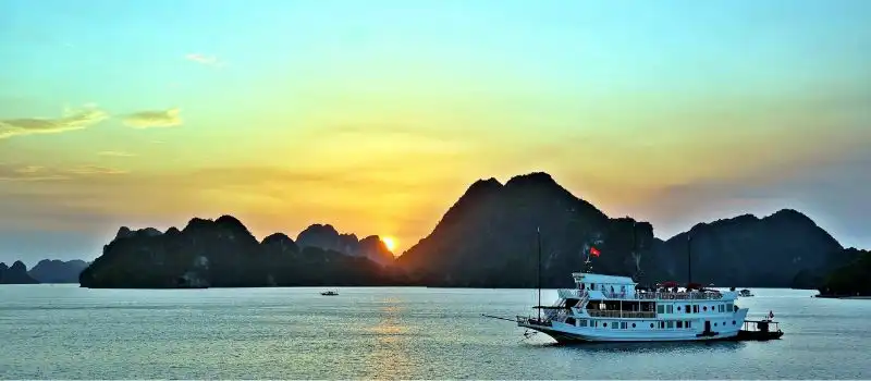 Admiration du lever et du coucher du soleil sur la baie Halong